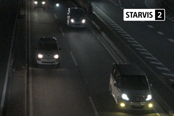 夜間の走行車両をSTARVIS2搭載のカメラで撮影した画像
